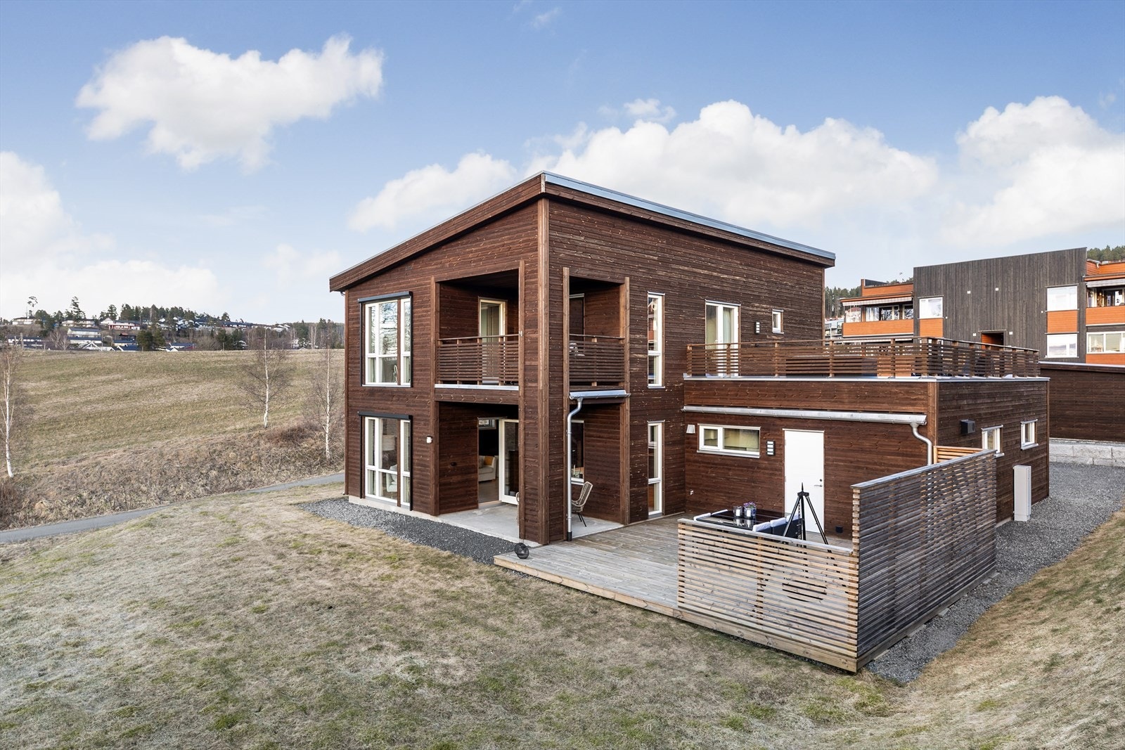 Eneboligen ligger i et attraktivt boligområde i Festningsåsen på Bjørkelangen, Aurskog-Høland kommune. Galleribilde
