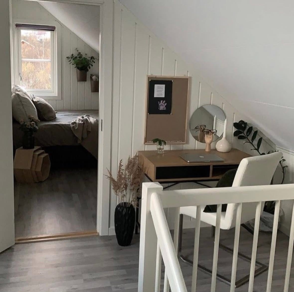 Deler av loftstue kan brukes som kontor. Galleribilde