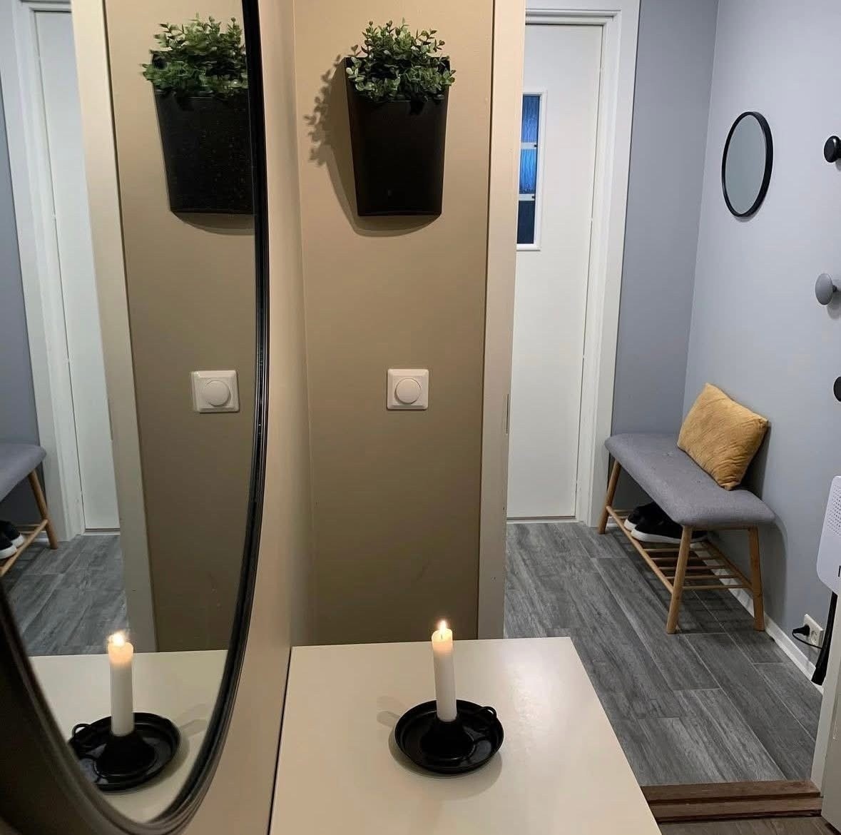 Inngangspartiet har skyvedørsgarderobe og varmekabler i gulv Galleribilde