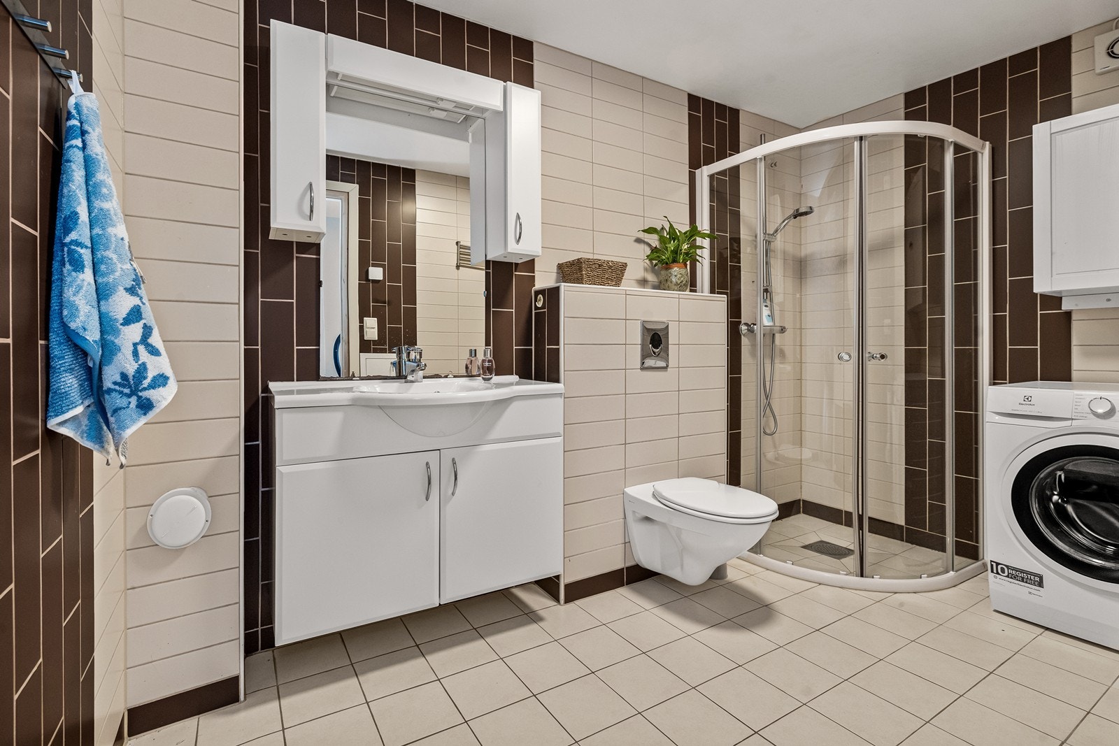 Badet kombinert med vaskerom i utleiedel er fra antatt byggeår med flislagte overflater og gulvvarme. Galleribilde