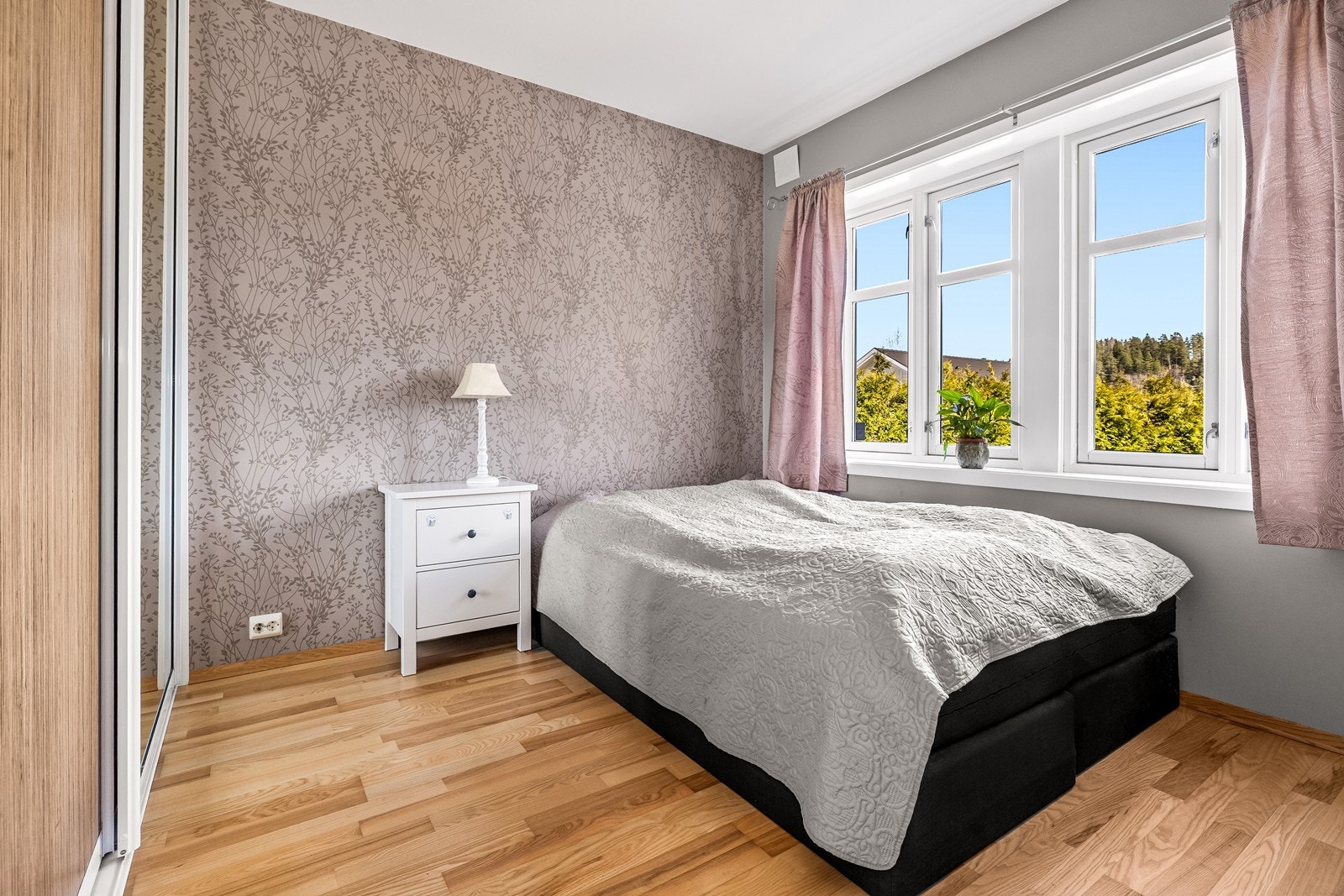 Soverom i utleiedel er innredet med skyvedørsgarderobe og har god plass til dobbeltseng. Galleribilde