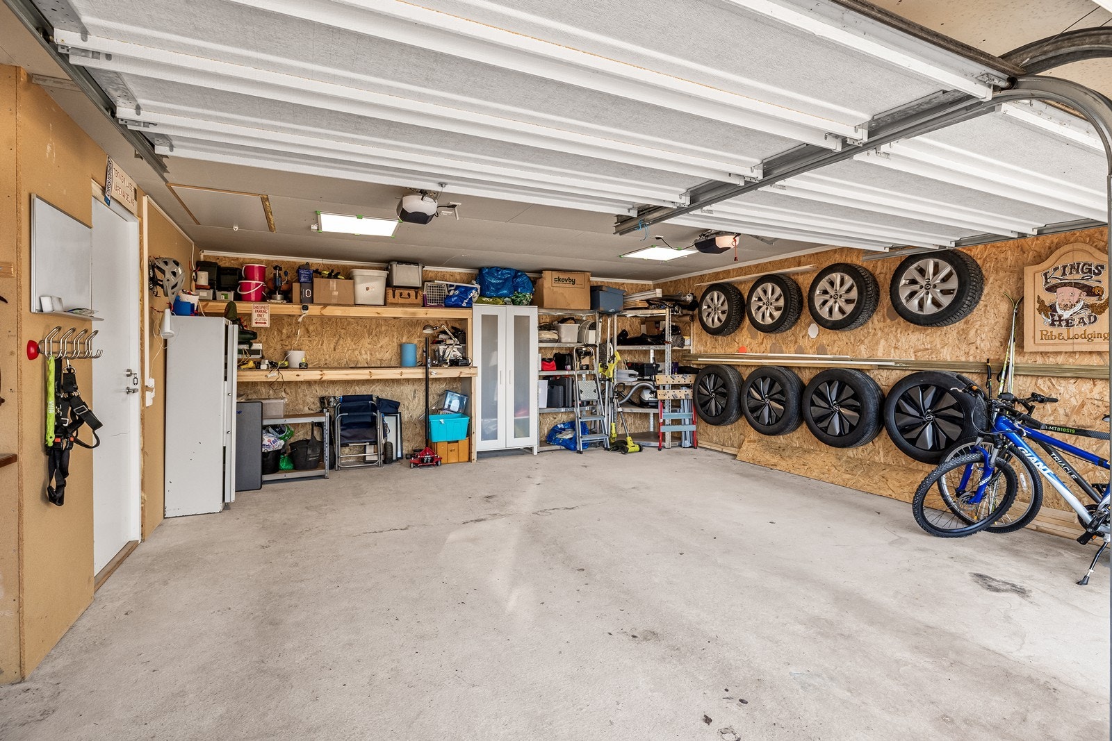 Garasjen har plass til to biler, dekk og en hel del utstyr. I tillegg er det flere biloppstillingsplasser ute. Galleribilde
