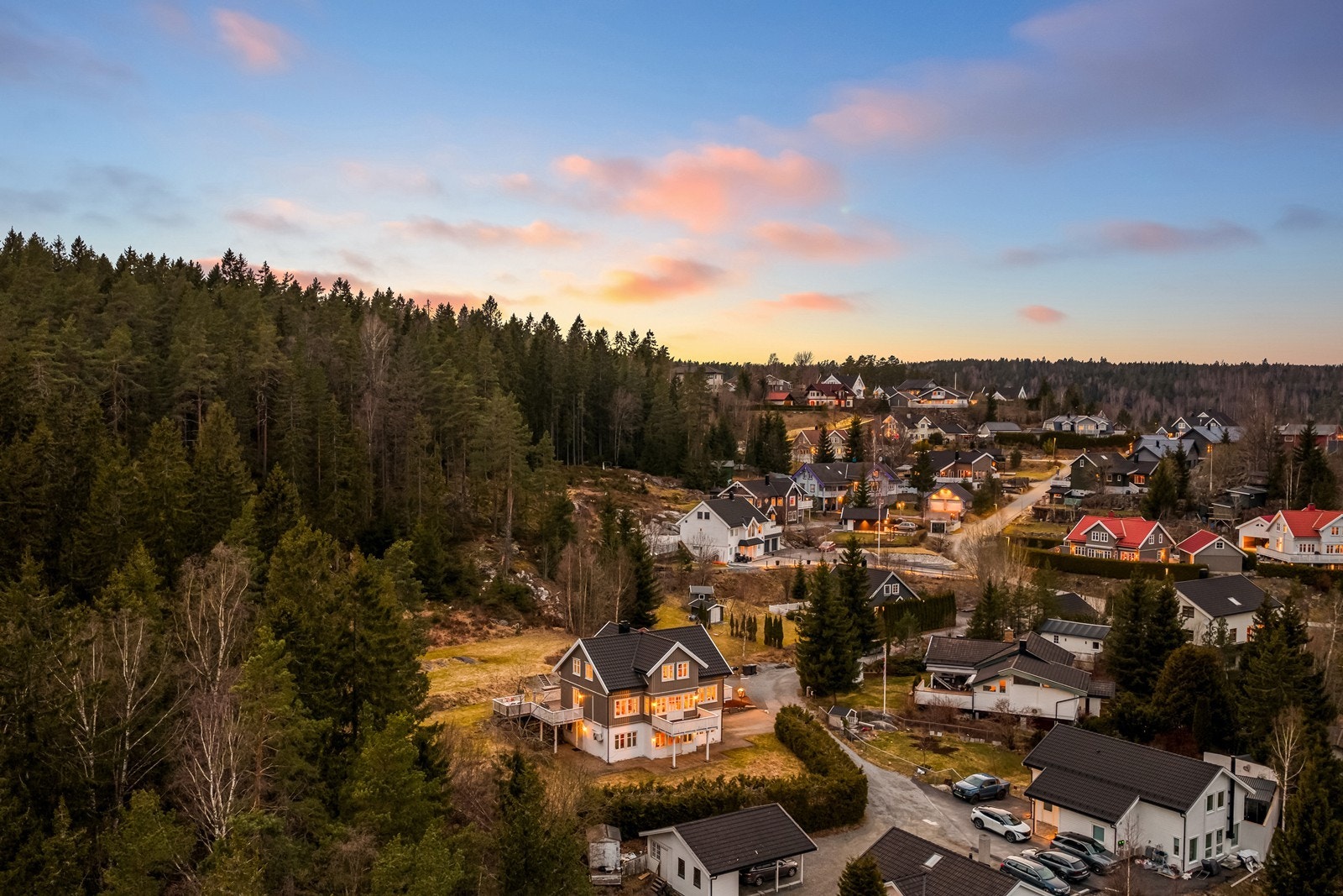 Eiendommen ligger i et attraktivt og familievennlig boligområde med egen lekeplass, ballbinge, skatepark og felles grillfasiliteter. På vinterstid gjøres ballbinge om til skøytepark. Galleribilde