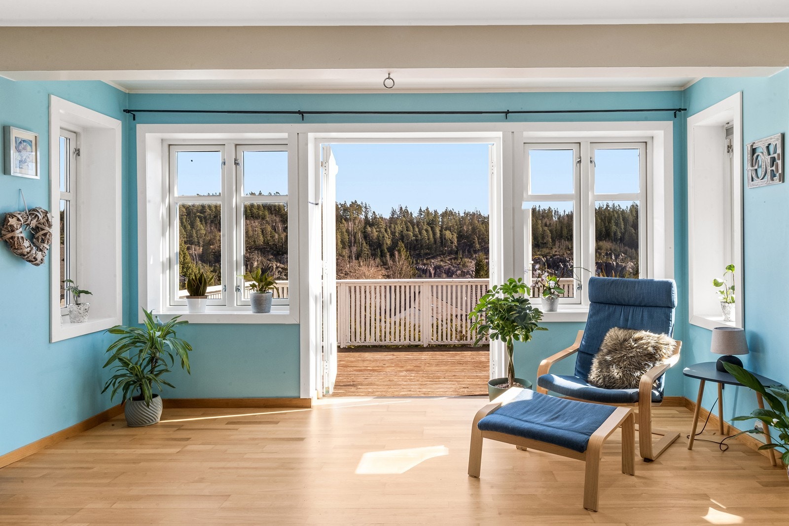 Dobbel verandadør fører ut til høytliggende uteplass på ca. 13 kvm med morgensol. Galleribilde