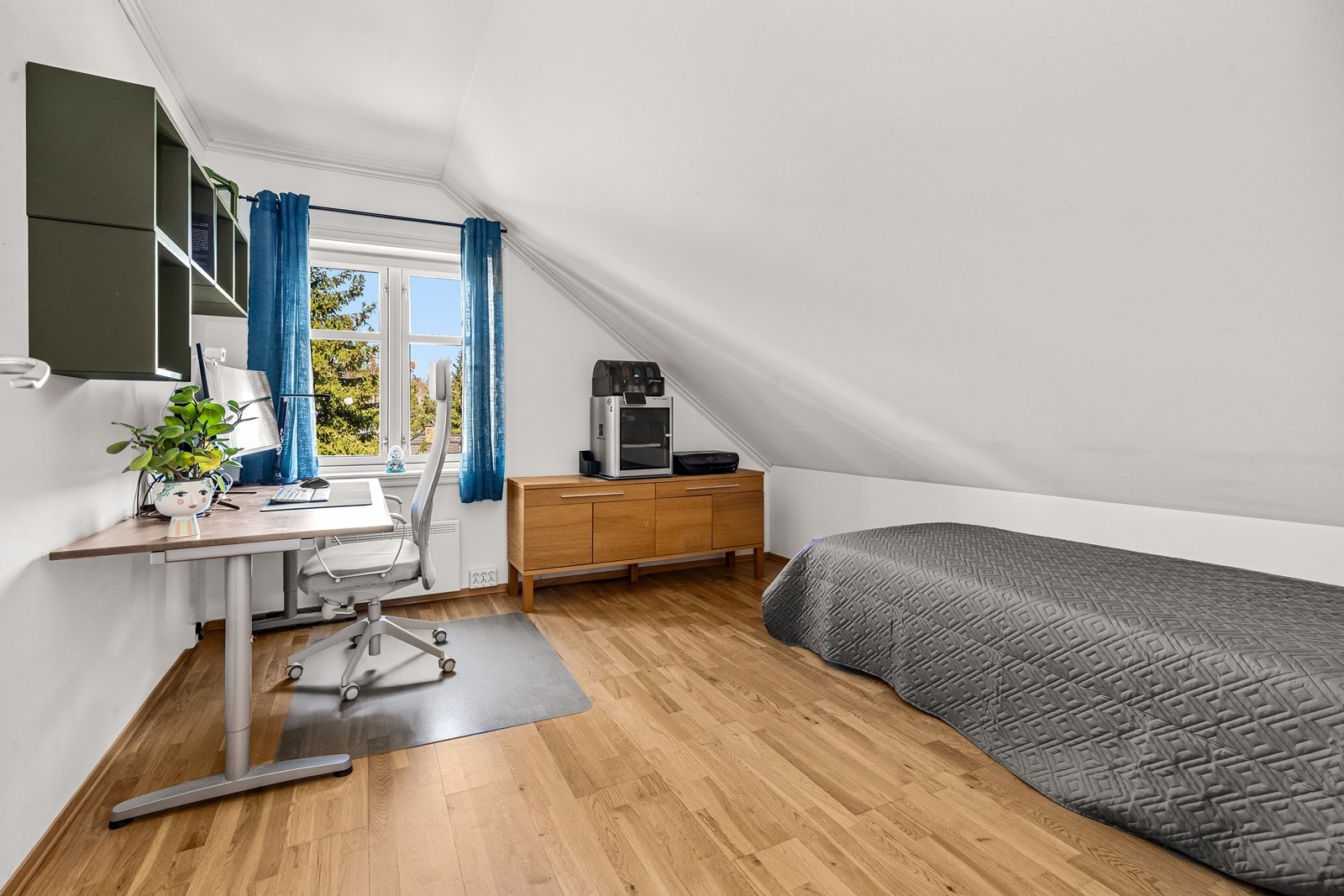 Tre av soverommene har skråtak til knevegg. Galleribilde