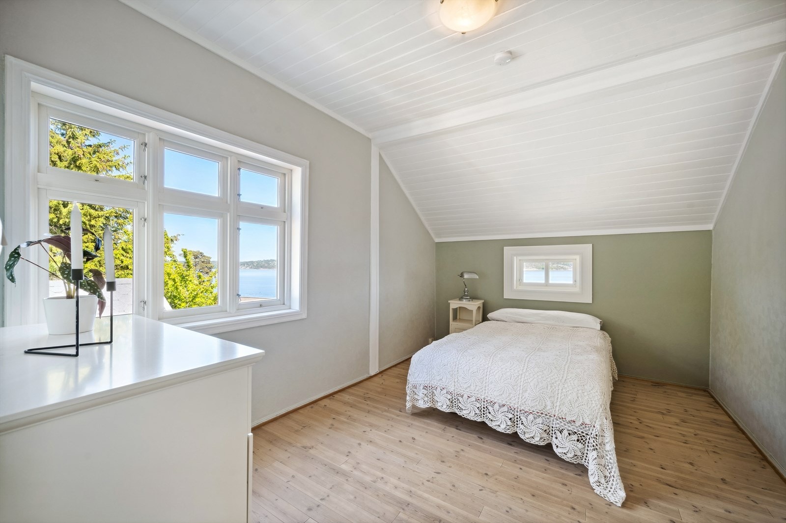 Soverom 3 - God plass til møblering av dobbeltseng, nattbord, kommode mm. Dette soverommet har også fjordutsikt Galleribilde