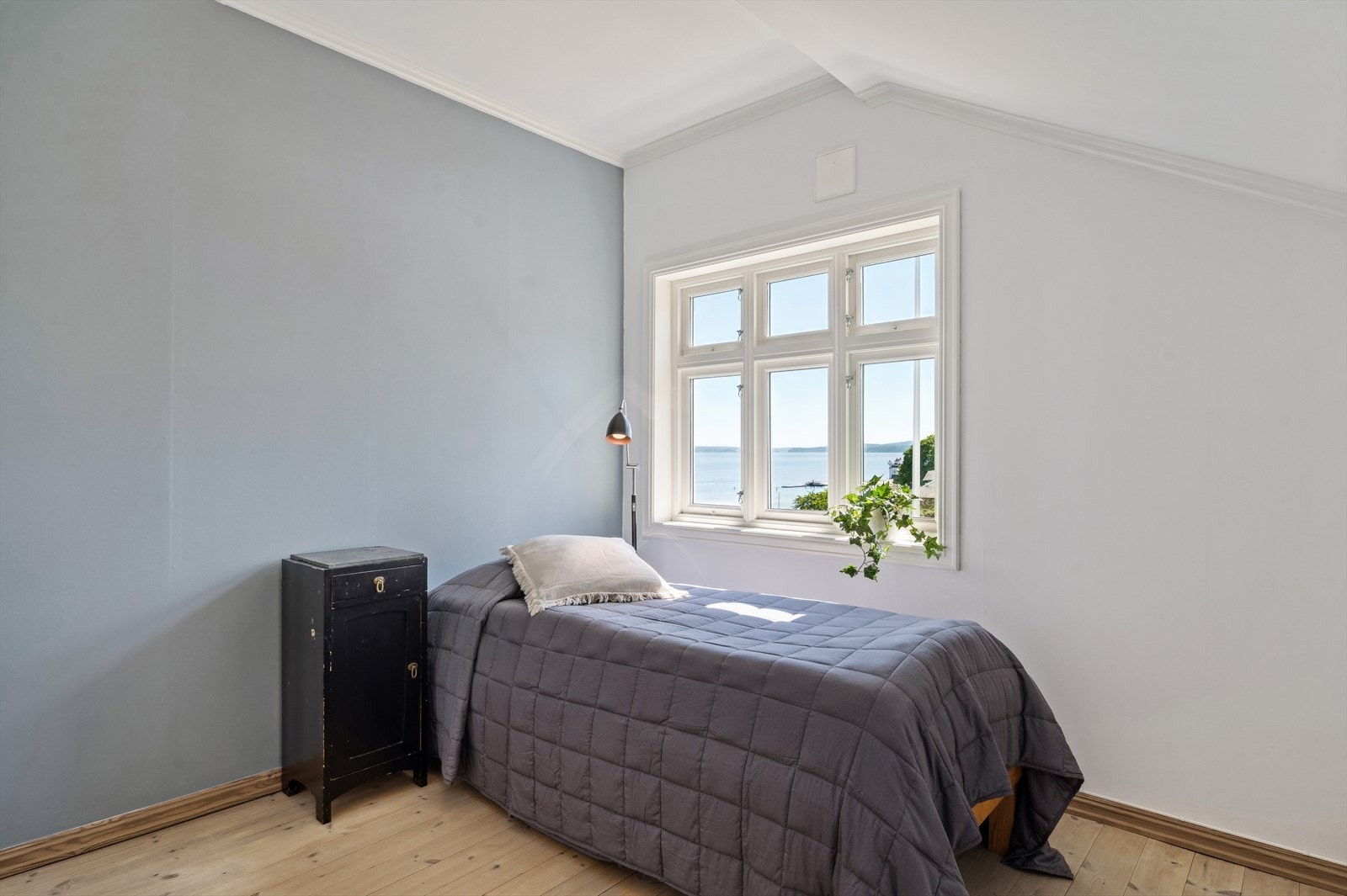 Soverom 4 - Perfekt til barnerom, lekerom eller ekstra gjesterom. Nydelig fjordutsikt her også. Galleribilde
