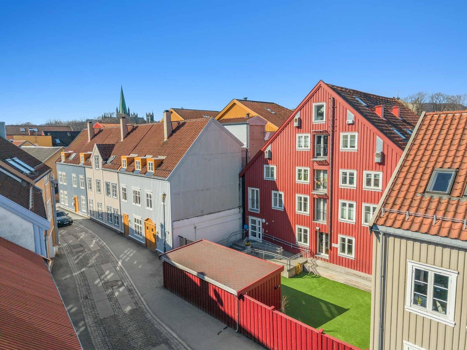 Sommers tid setter sameiet ut felles utemøbler for beboere. En hyggelig og sosial sone med skjermet plassering. I tillegg har sameiet uteboder for sykler m.m. Galleribilde