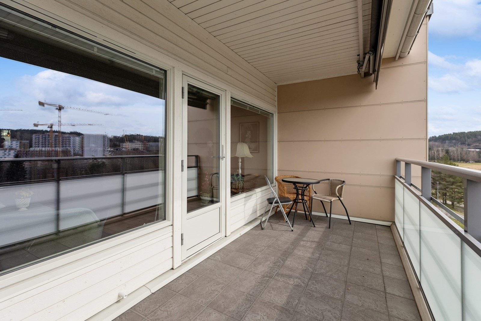 Balkongen med utgang fra stuen har flislagt gulv og rekkverk med glassfronter. Galleribilde