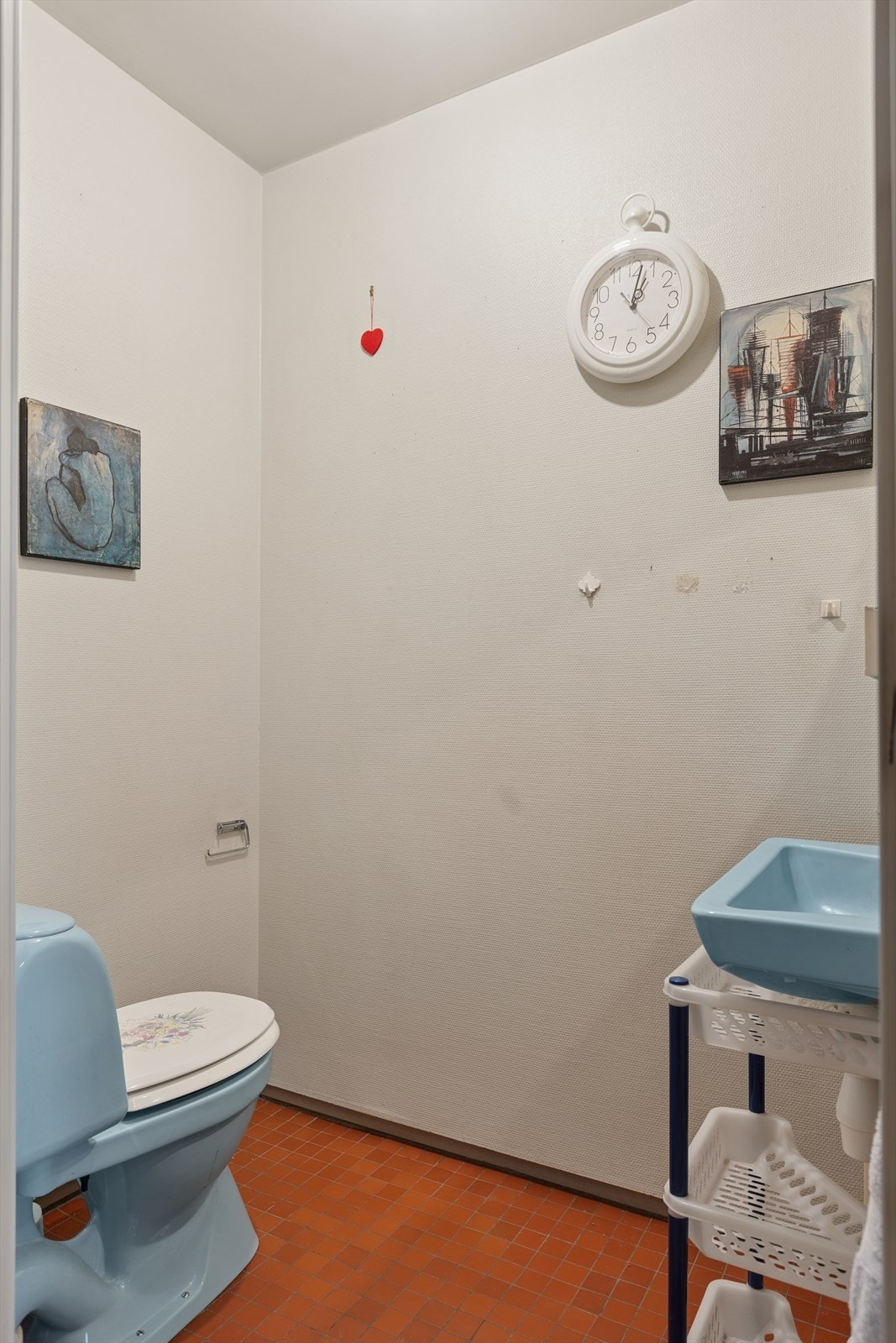 Separat toalettrom med gulvmontert wc og servant, praktisk plassert i gangen. Galleribilde