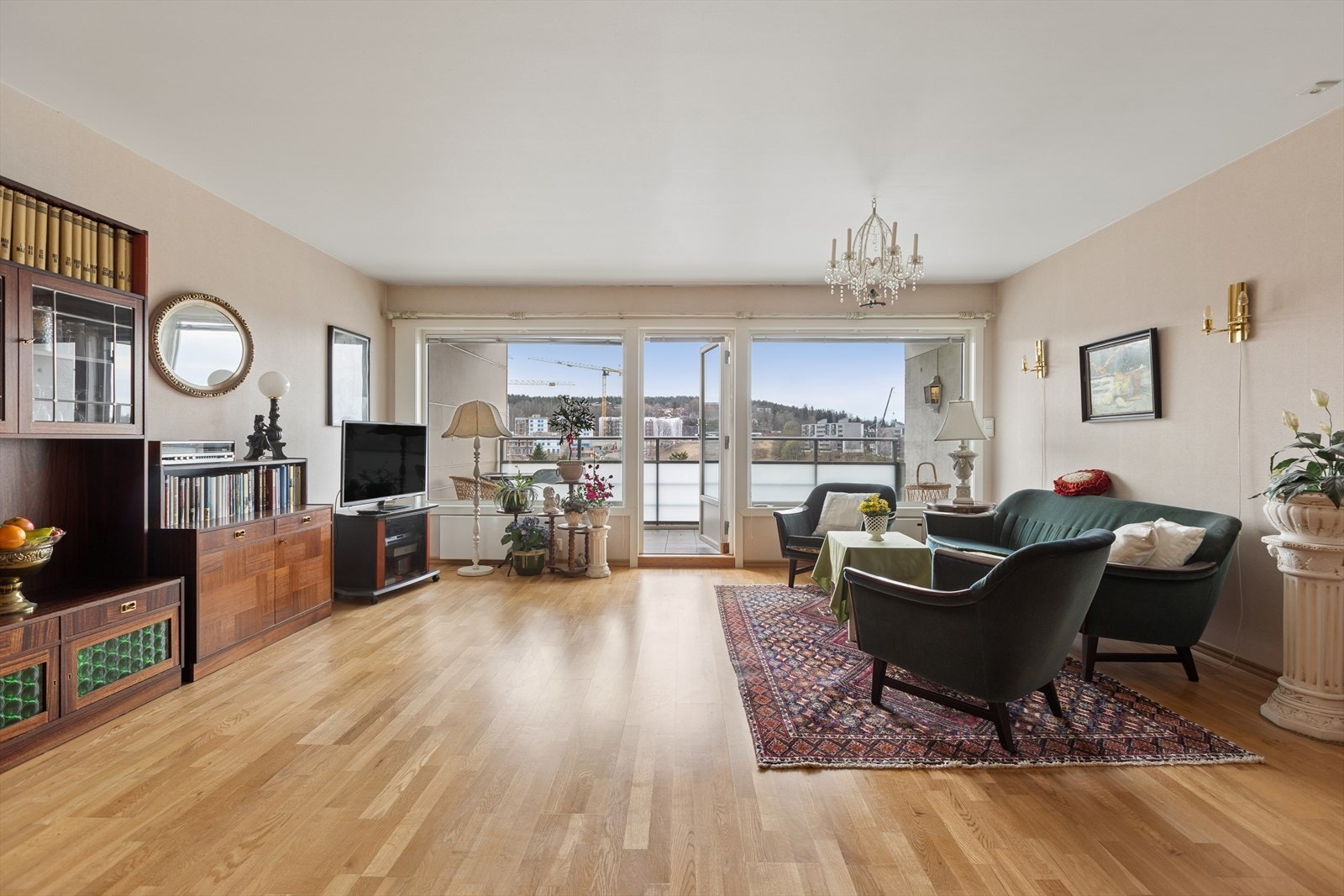 Stuen er lys og romslig, med god plass for både sofagruppe og øvrig møblement. Galleribilde