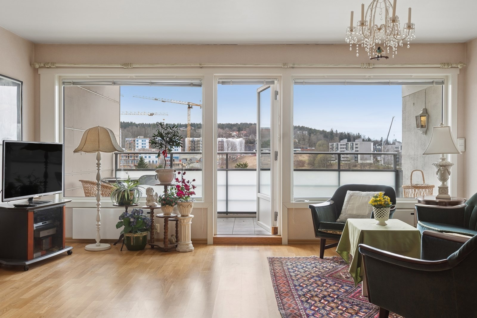 Store vindusflater og balkongdør fra 2012 slipper inn rikelig med dagslys. Galleribilde