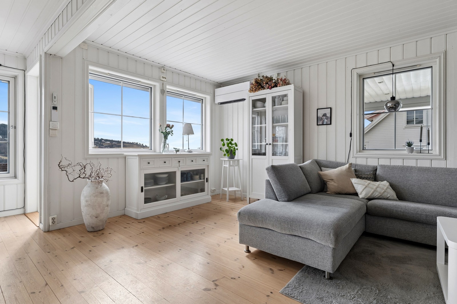 Stuen deles naturlig inn i ulike soner som skaper rom for flere møbleringsmuligheter. Galleribilde