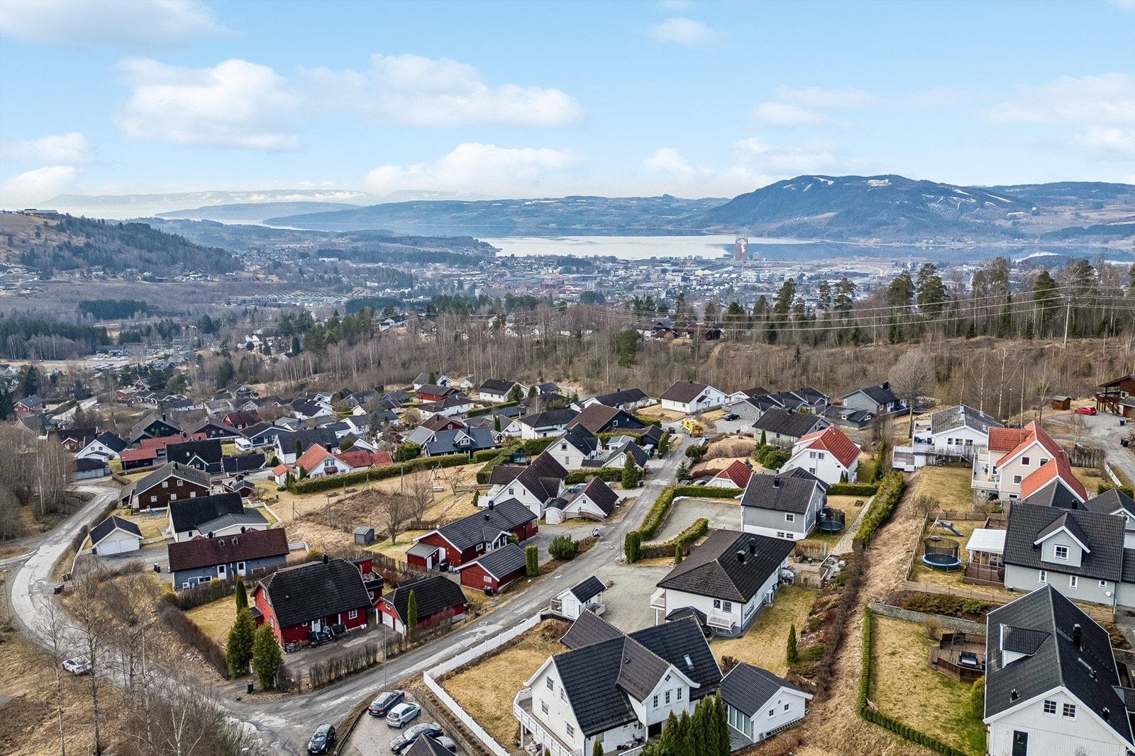 Området er godt tilrettelagt for barnefamilier, med kort og trygg gangavstand til både Hempa barnehage og Hempa barneskole via etablerte gang- og sykkelveier. Galleribilde