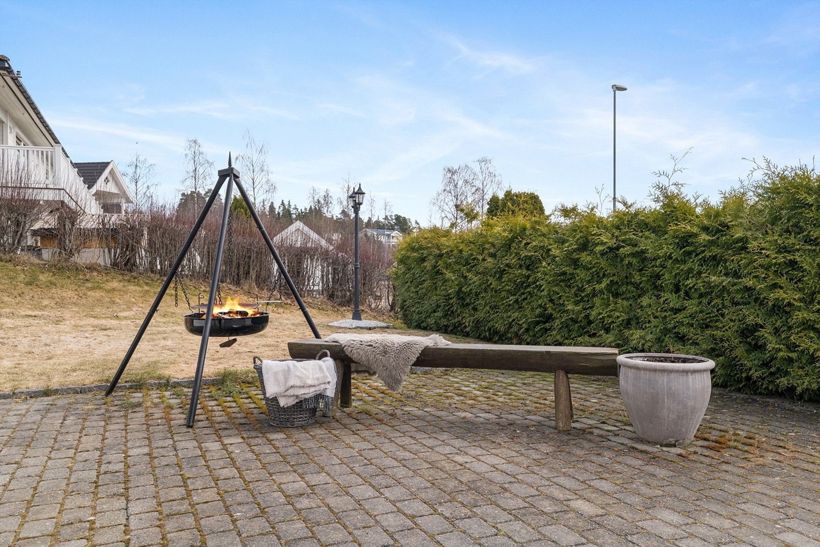 Uteområdet er pent opparbeidet med en romslig gårdsplass belagt med belegningsstein, fine plenarealer og hekker rundt eiendommen. Galleribilde