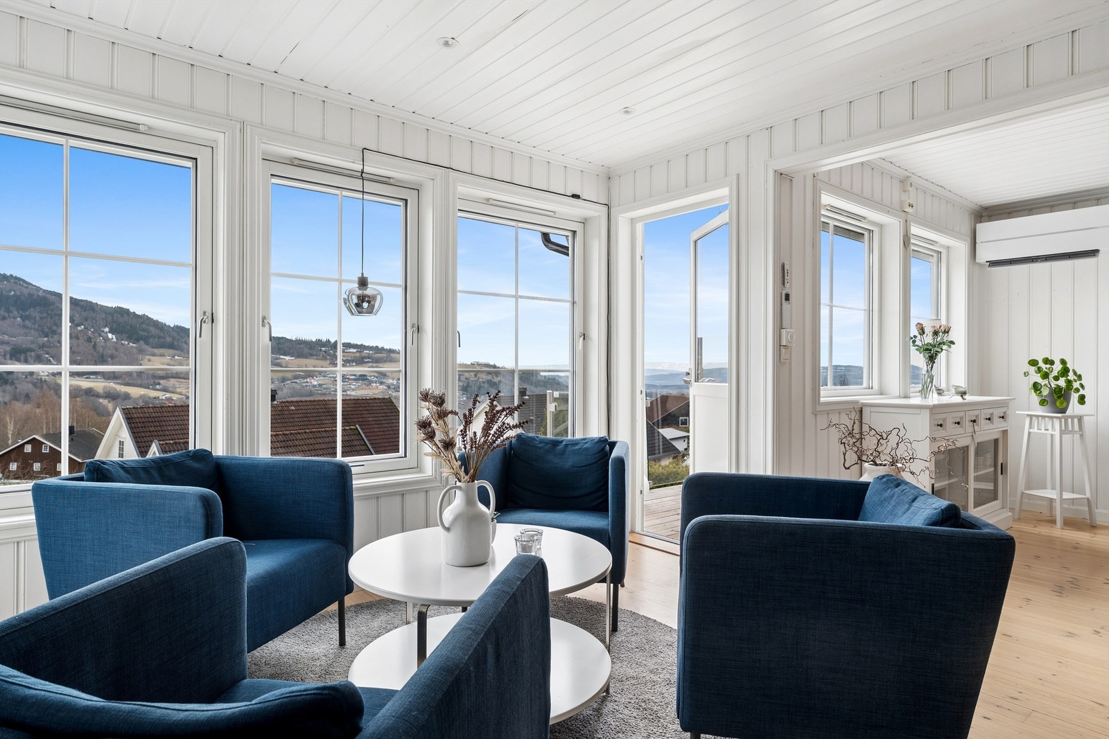 Romslig og lys stue med utgang til balkong og delvis innglasset vinterhage. (Foto: EFKT v/Kristian Haug) Galleribilde