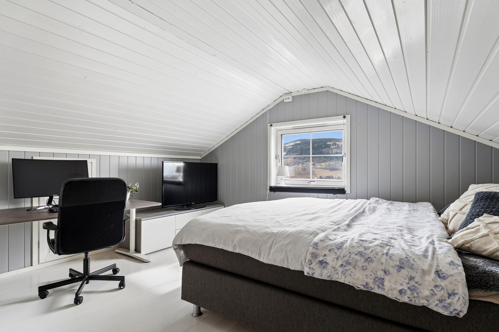 Loftsetasjen (Bruk av rommet til varig opphold er ikke omsøkt og godkjent av kommunen) Galleribilde