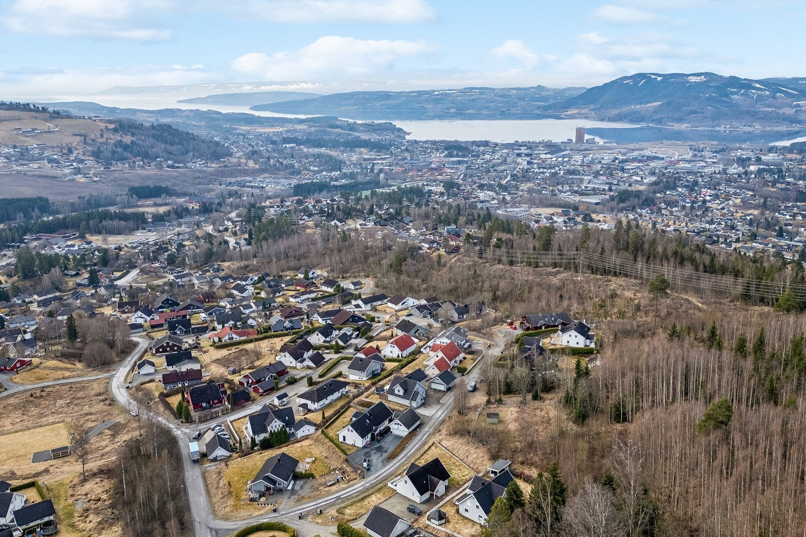 Ungdomsskole og videregående skole ligger nærmere Brumunddal sentrum, omtrent 3 km unna, hvor du også finner idrettshall og Sveum idrettspark med gode fasiliteter for både fotball og friidrett. Galleribilde
