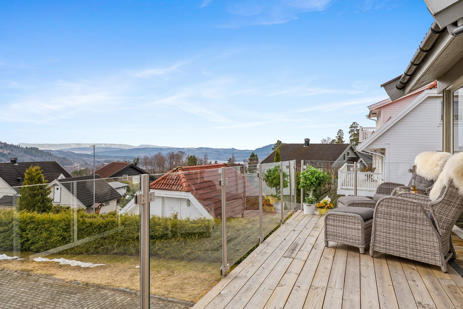 Boligen har fantastisk utsikt over Mjøsa og Brumunddal samt gode solforhold. Galleribilde