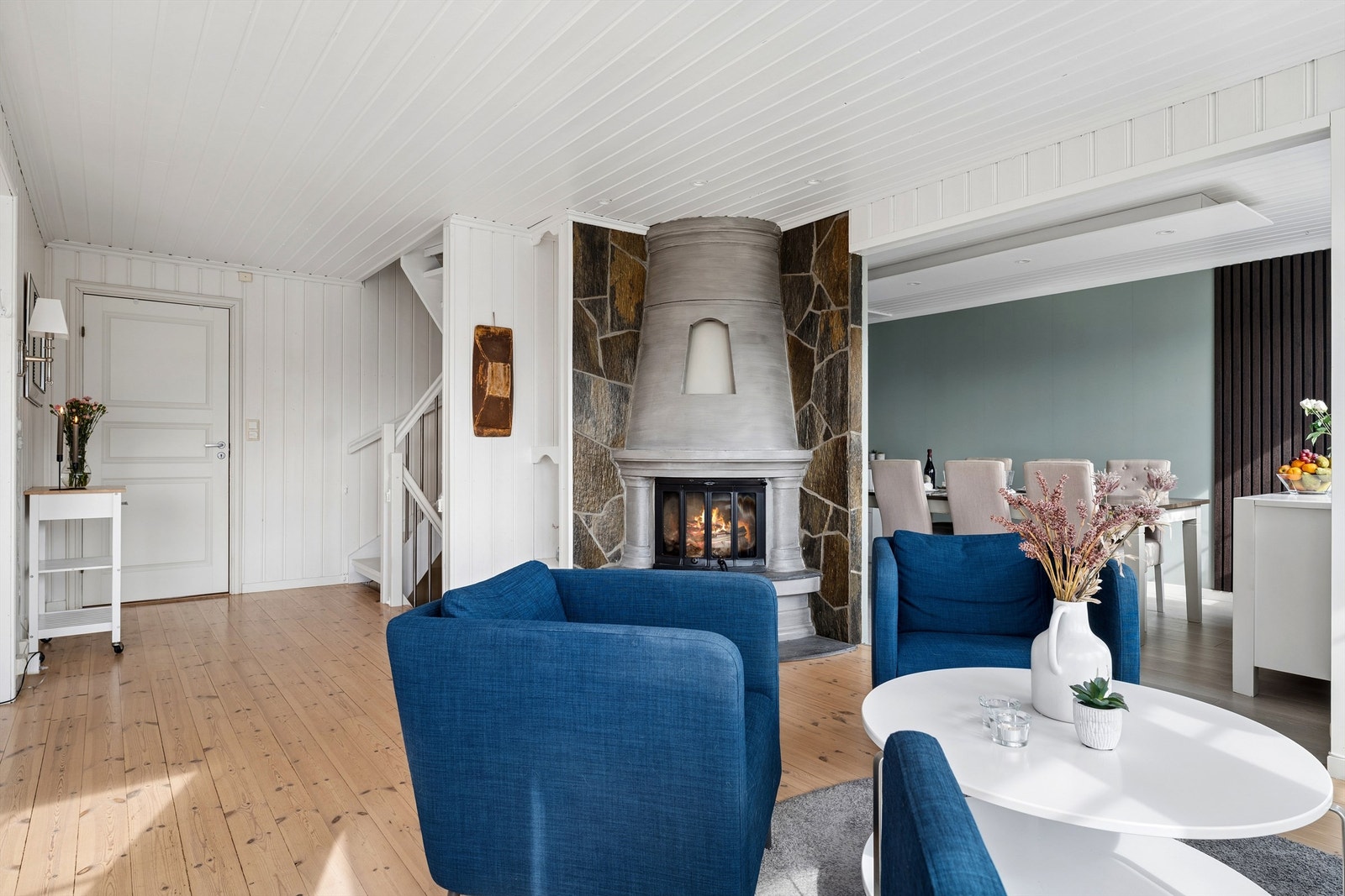 Flott peis som bidrar til både oppvarming og skaper en lun atmosfære. Galleribilde