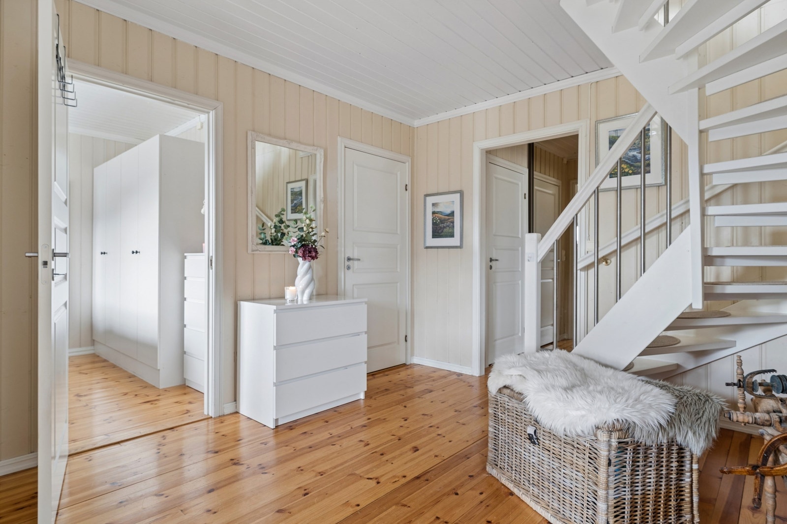 Entréen tar deg med videre inn i den romslige gangen som gir adkomst til resten av boligen. Galleribilde