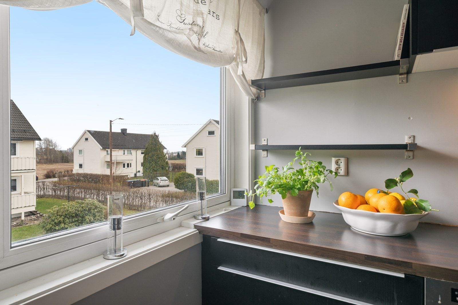 Vinduet over arbeidsbenken gir godt med naturlig lys til kjøkkenet. Galleribilde