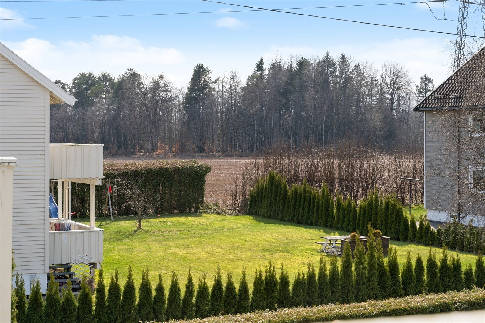 Beliggenheten byr på nærhet til både turområder og servicetilbud. Bugårdsparken ligger kun en 5-minutters spasertur unna. Galleribilde