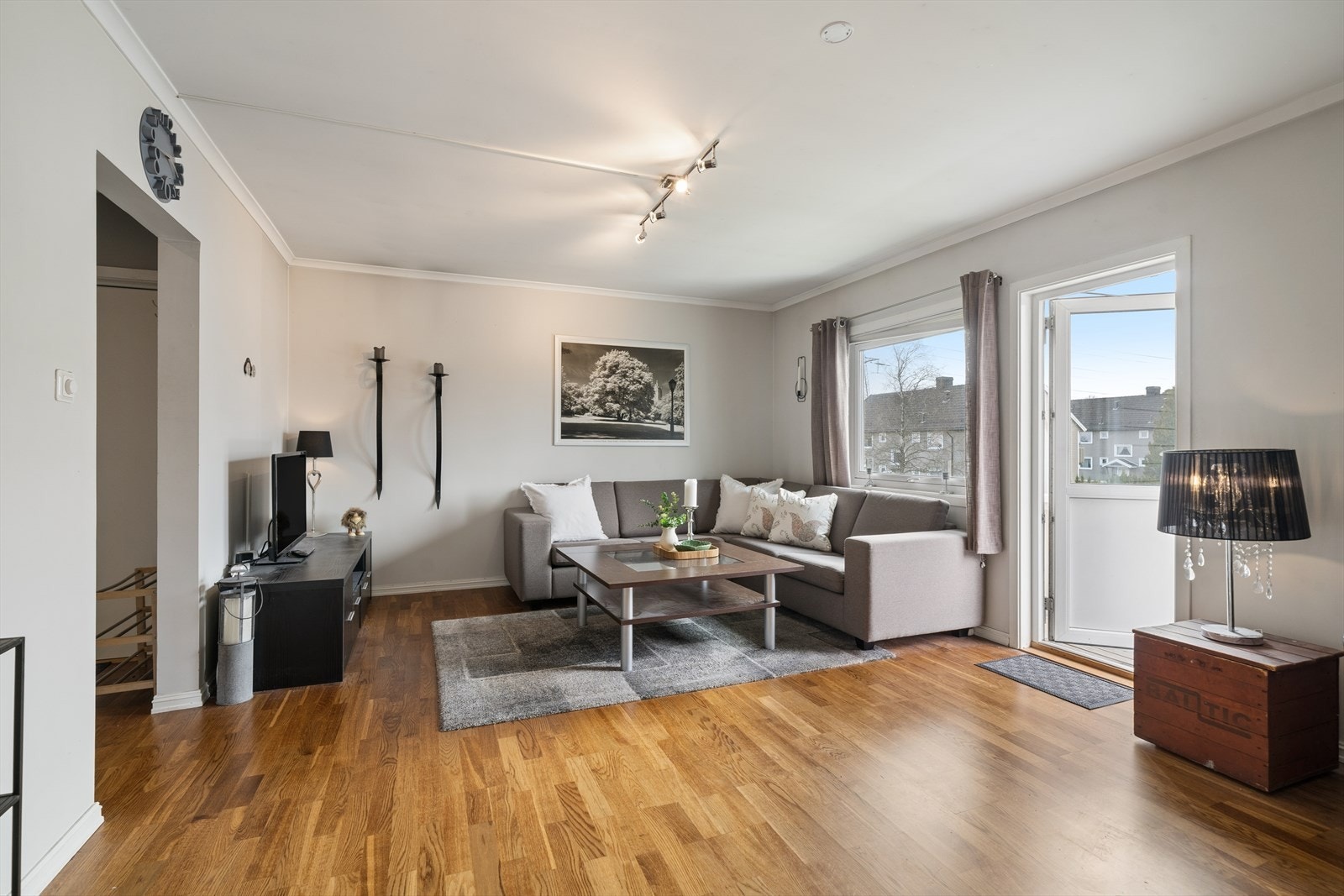Store vindusflater slipper inn rikelig med dagslys. Vinduene er av PVC med 3-lags glass fra 2012. Galleribilde