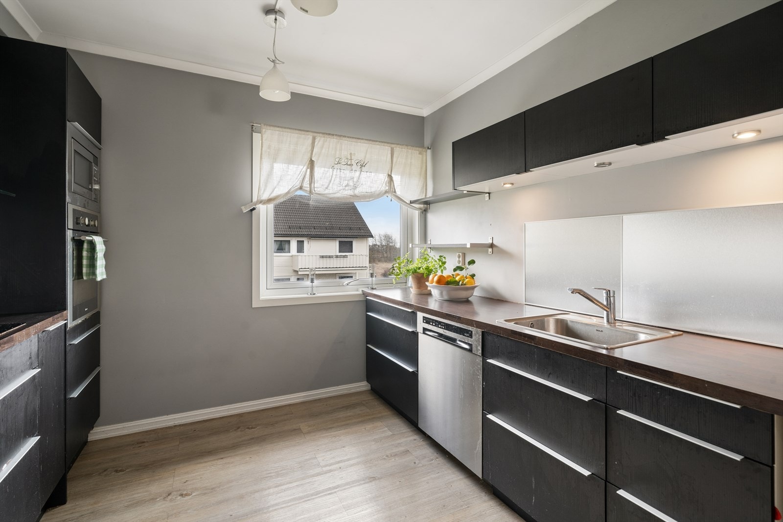 Kjøkkenventilator med avtrekk direkte ut sikrer god utlufting under matlaging. Galleribilde