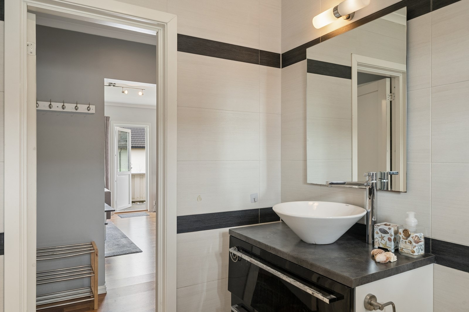 Badet har en moderne servantinnredning med god oppbevaringsplass. Galleribilde