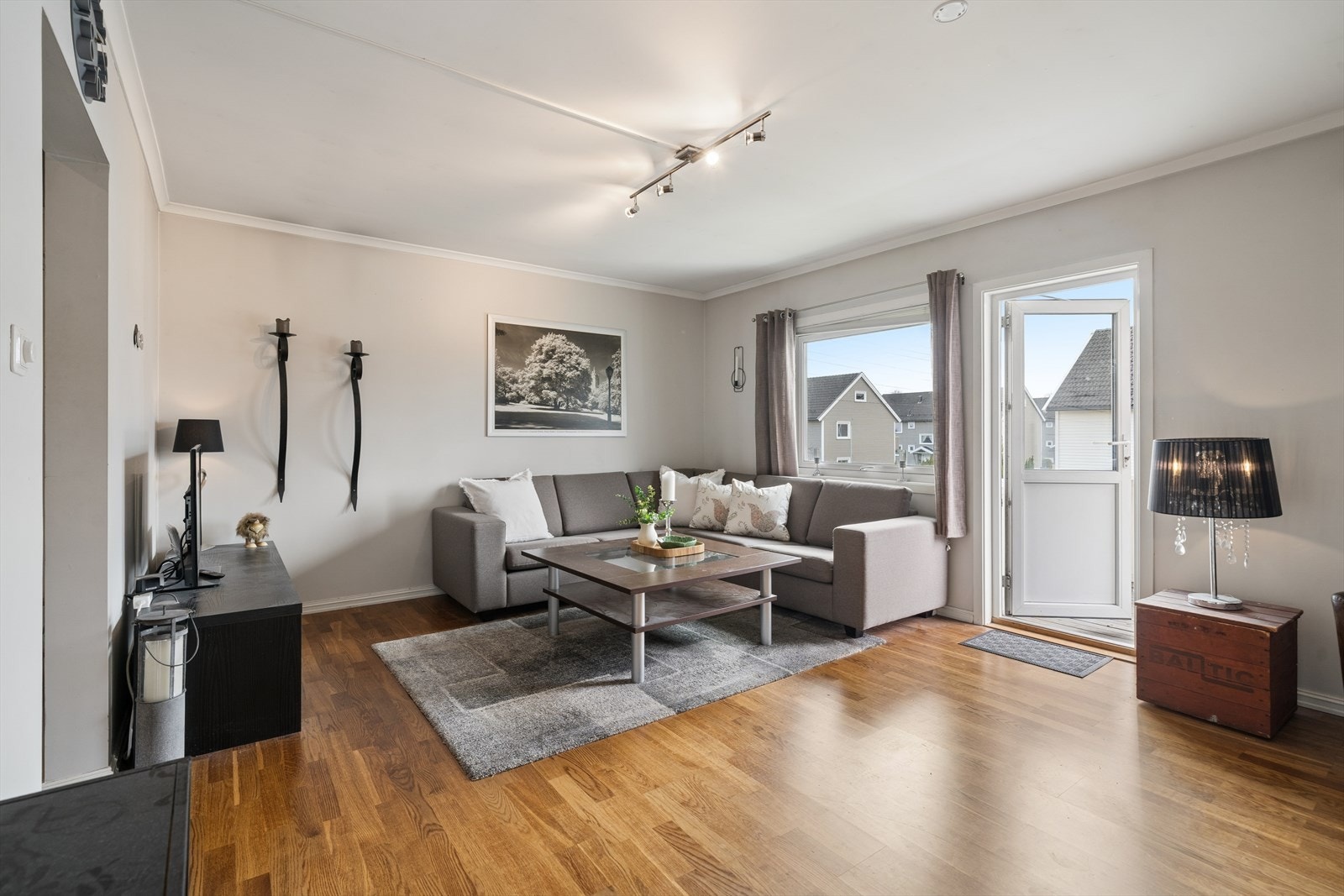 Stuen er et naturlig samlingspunkt i boligen, med tilknytning til både hovedsoverom og balkong. Galleribilde