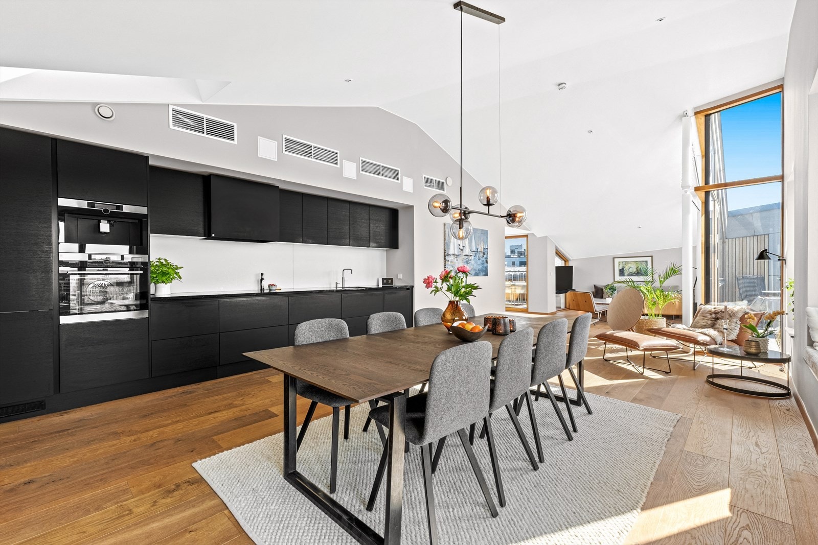 God plass til stort spisebord og mange gjester. Perfekt ved sosiale anledninger Galleribilde