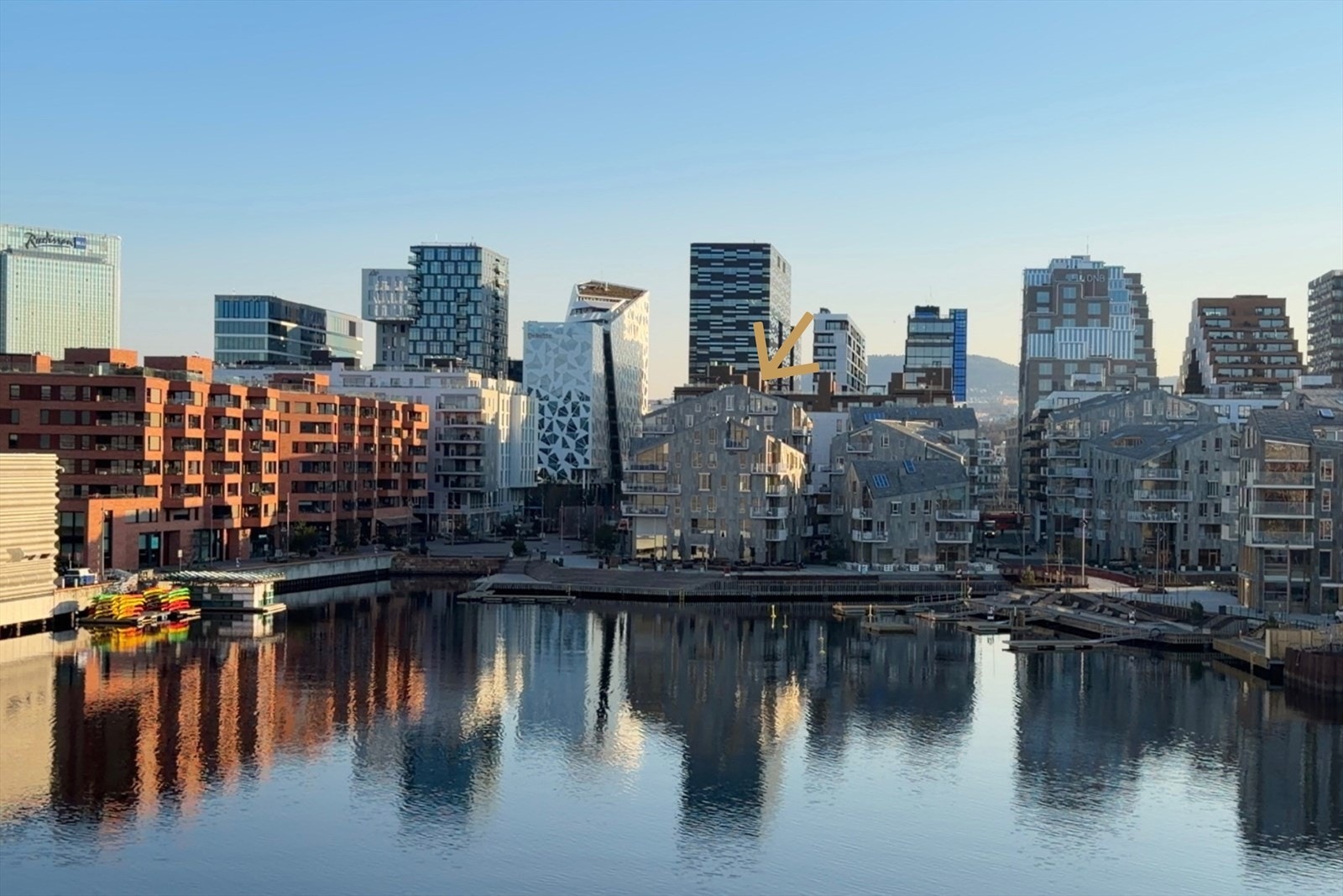 Nydelig toppleilighet med fantastisk beliggenhet i Bjørvika. Her ligger man på toppen med 3 uteplasser og sol fra morgen til kveld om sommeren Galleribilde