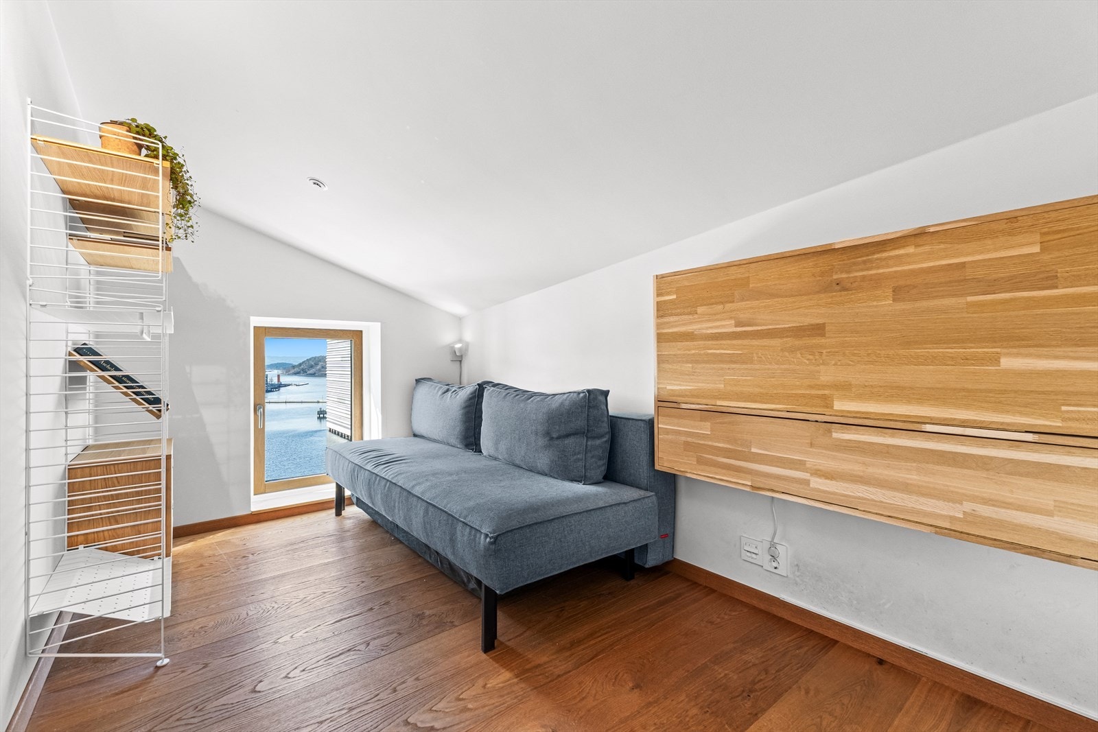 Disp. rom med sovesofa. Benyttes som hjemmekontor. Nedfellbart skrivebord. Galleribilde