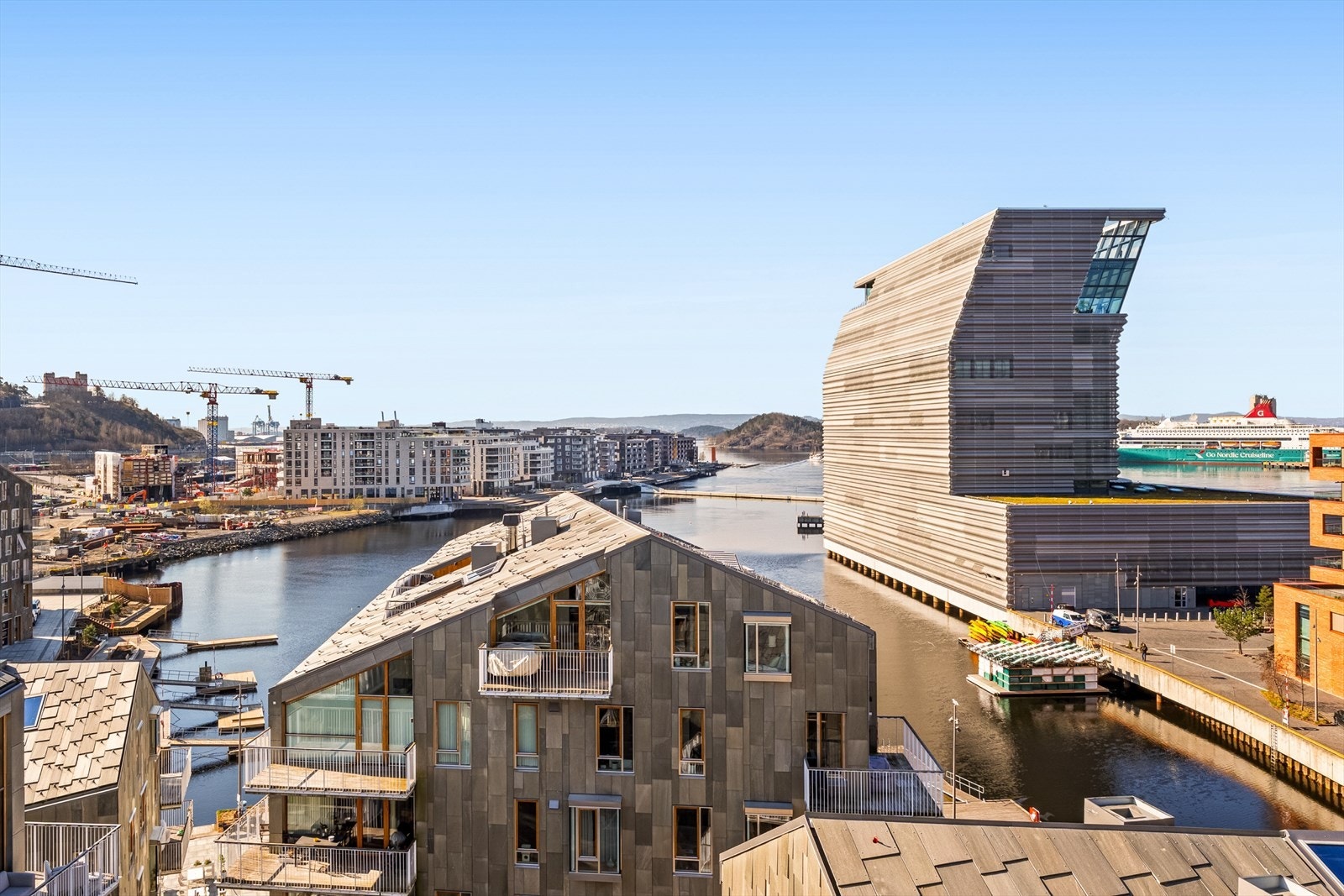 Fantastisk utsikt mot fjorden, det indre havnebassenget og innseilingen Galleribilde