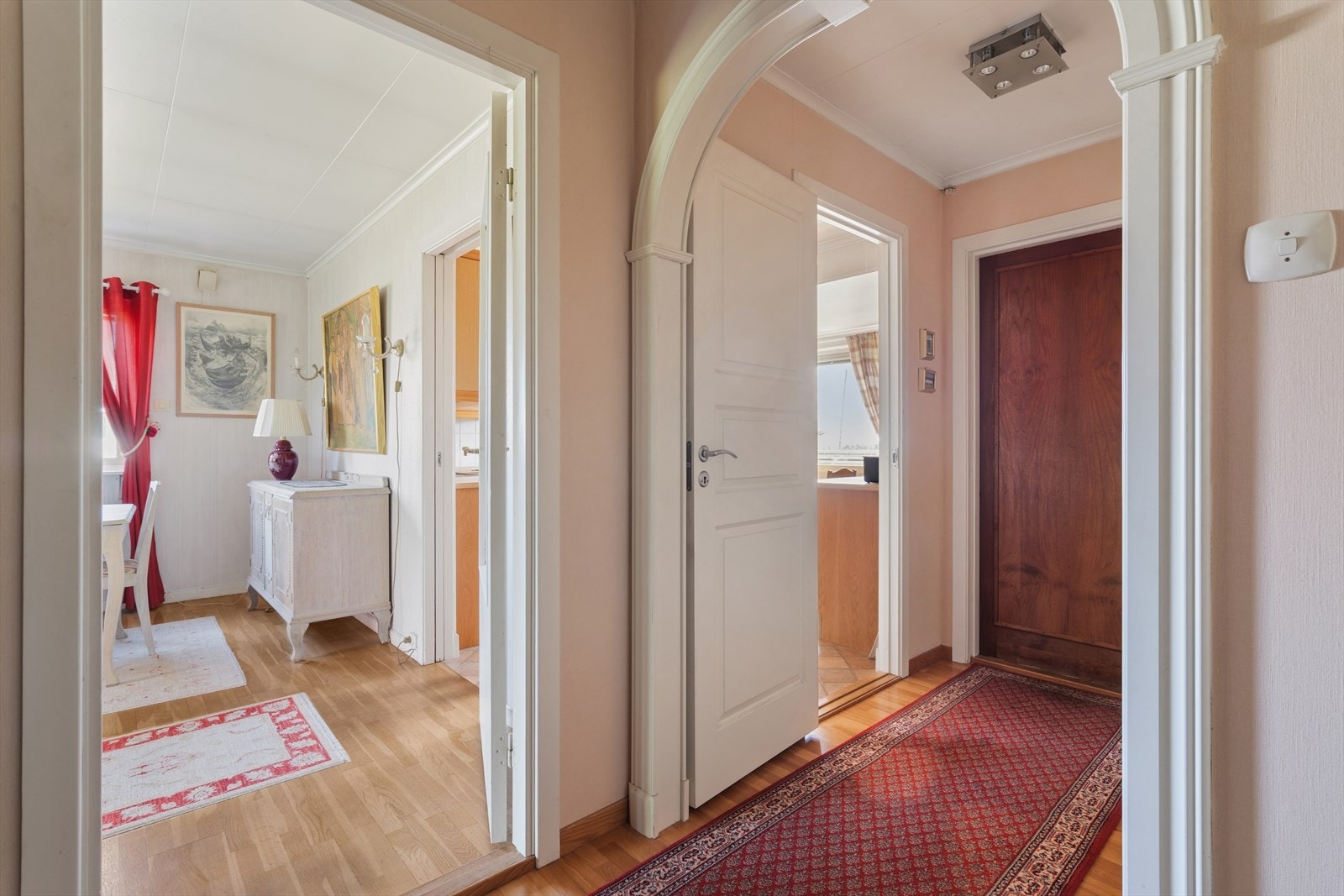 Velkommen inn! Fra entréen er det enkel adkomst til kjøkken, stue og soveromsavdeling - en praktisk og funksjonell planløsning. Galleribilde
