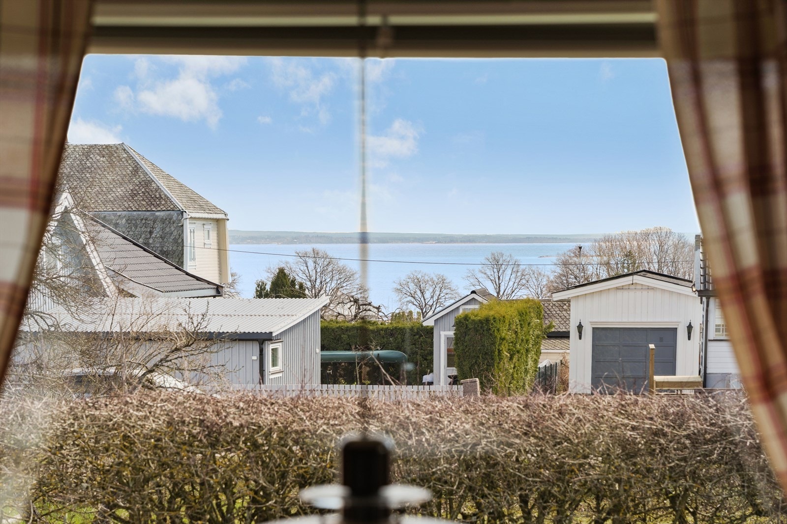 Fra spisebordet på kjøkkenet kan du starte dagen med frokost og blikket rettet mot fjorden, Bastøya og over mot Mossesiden. Galleribilde
