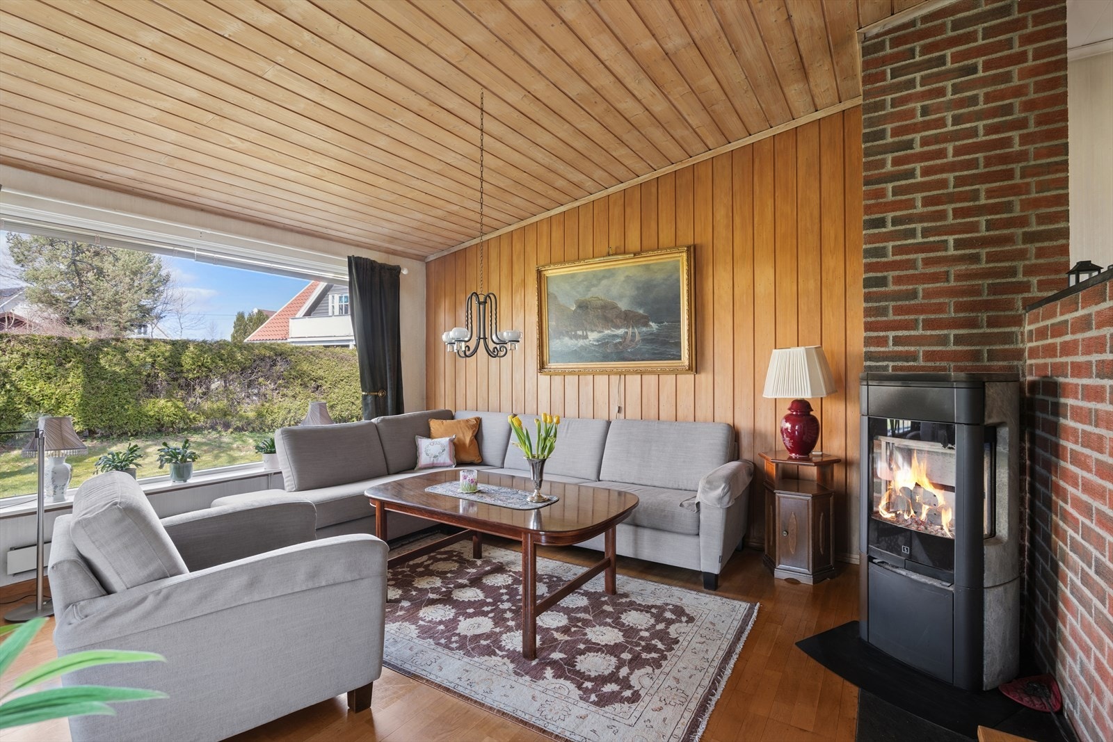 Løsningen gir naturlig plass til både sofaavdeling og spisesone, og rommet fungerer godt både til avslapning og samvær. Galleribilde