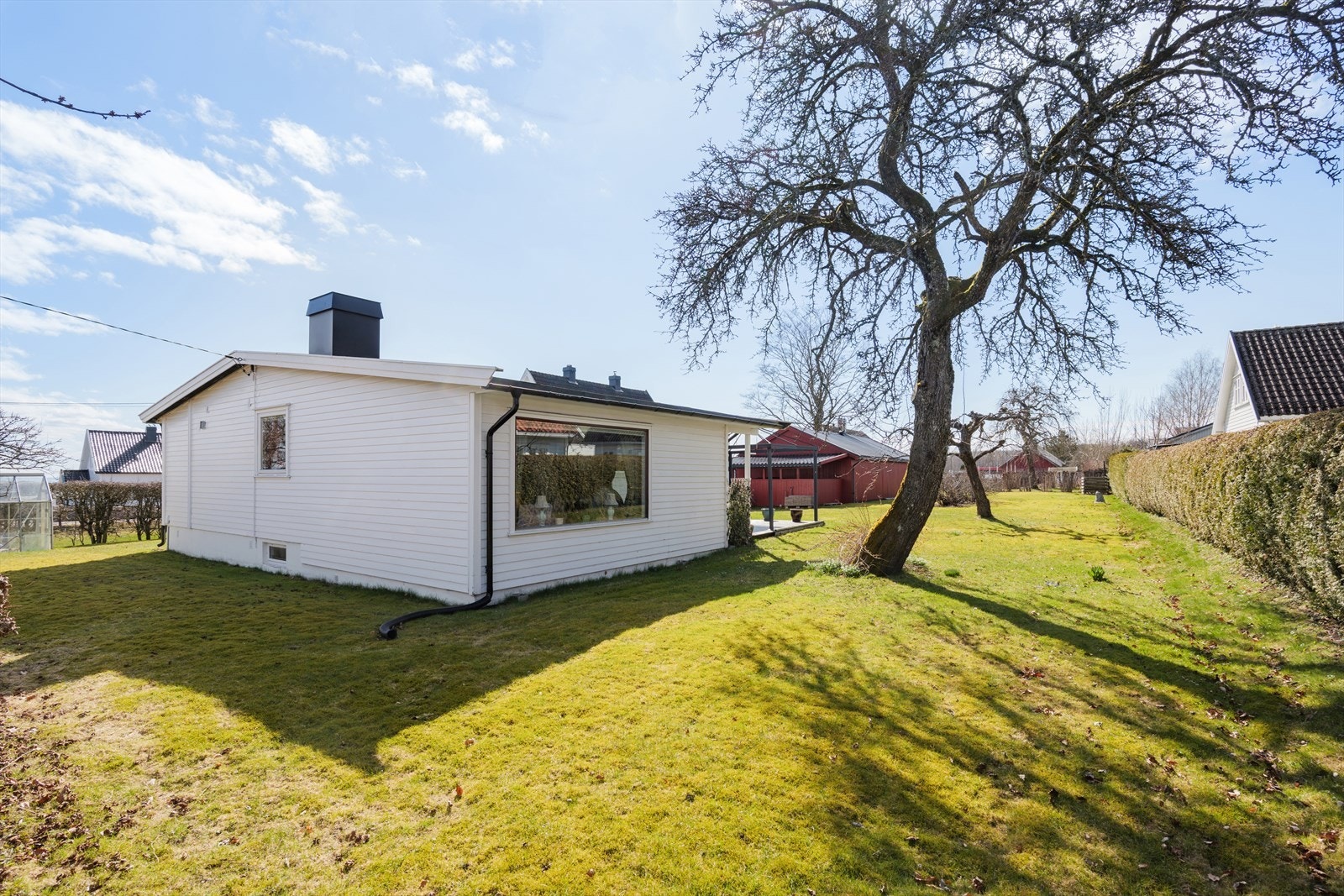 Den store, flate tomten byr på rikelig med plass for både lek, ballspill og utendørsaktiviteter - et perfekt uterom for store og små. Her er det gode solforhold! Galleribilde