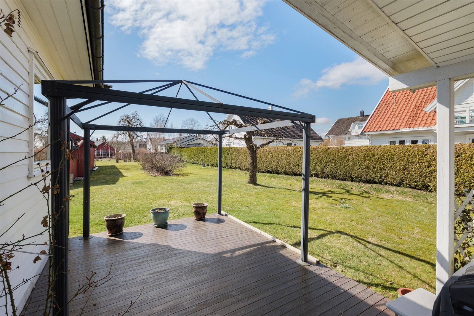 Vestvendt terrasse med pergola som forlenger utesesongen og gir ly for både vind, sol og regn - et perfekt sted å nyte sene ettermiddagstimer og rolige kvelder utendørs. Galleribilde