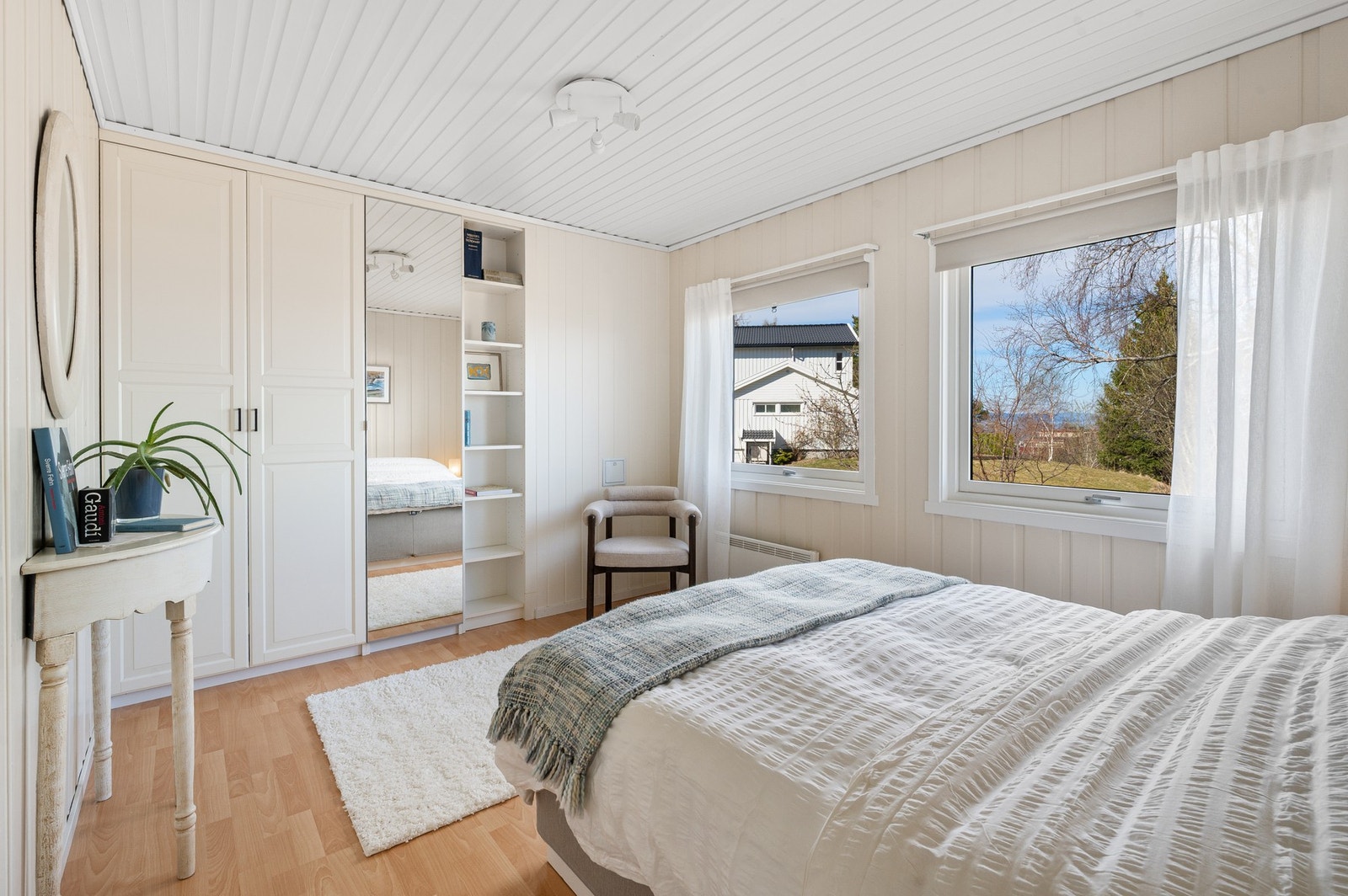 Soverom 1 er på 12,5m² med vegg integrerte skap og hyller. Galleribilde