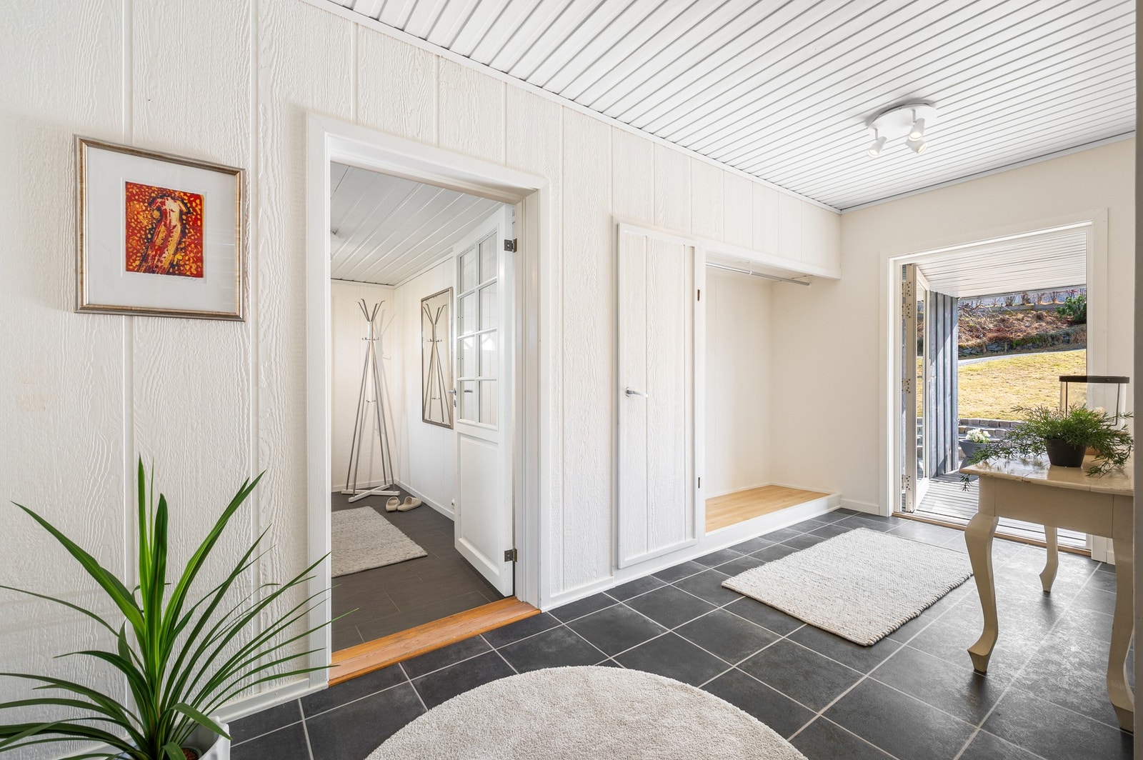 Fra gangen har du direkte utgang til et herlig uteområde og platting. Galleribilde