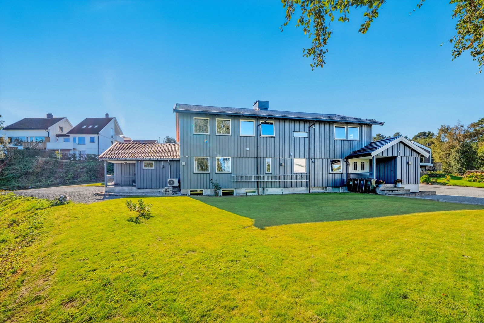 Herlig hage på både framsiden og baksiden av boligen. Galleribilde