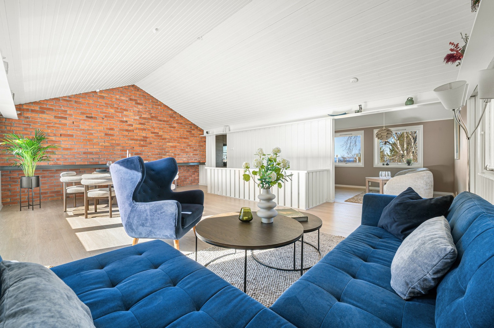 Her er det rikelig med plass til ønsket stuemøblement. Galleribilde