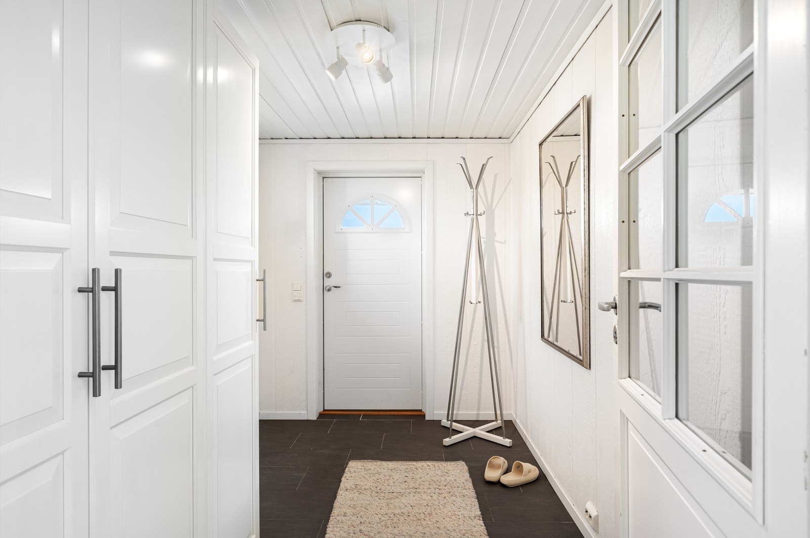 Romslig entrè med god plass til å henge fra seg klær og utstyr. Galleribilde