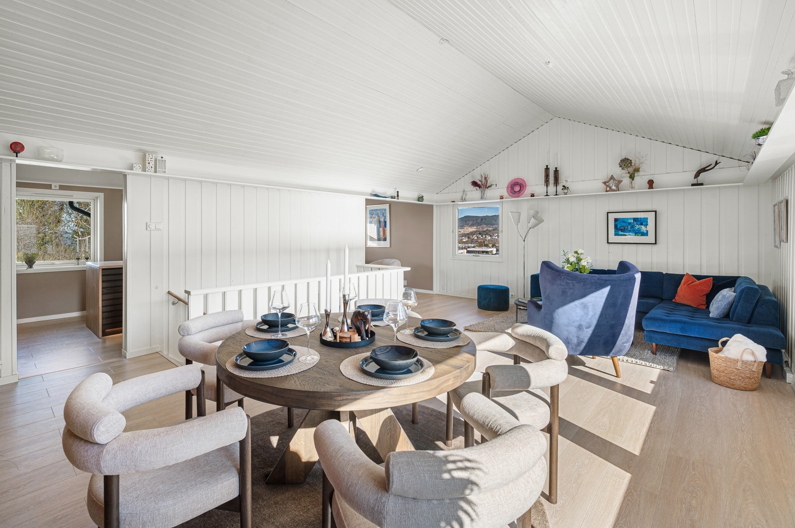 Fine soner for både spiseseksjon og sofagruppe, med rikelig lysinnslipp fra vinduene. Galleribilde