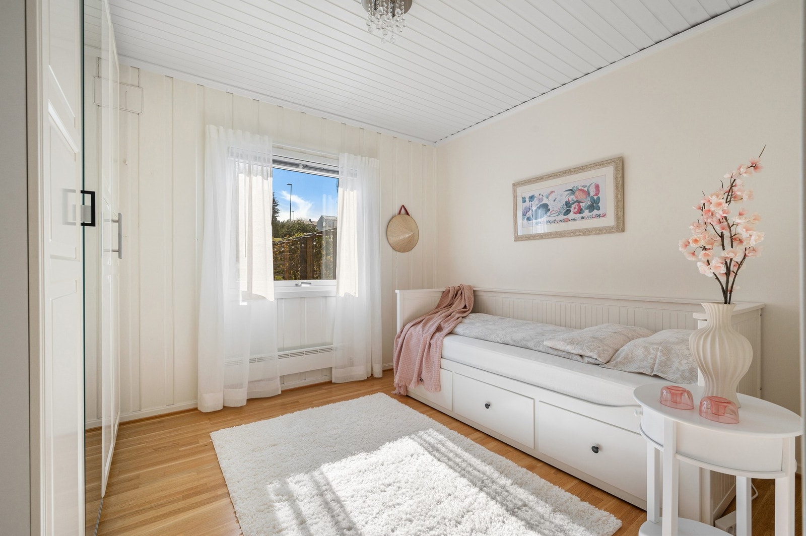 Soverom 2 er på 9m² med god plass til både seng, garderobeløsning og øvrig soveromsmøblement. Galleribilde
