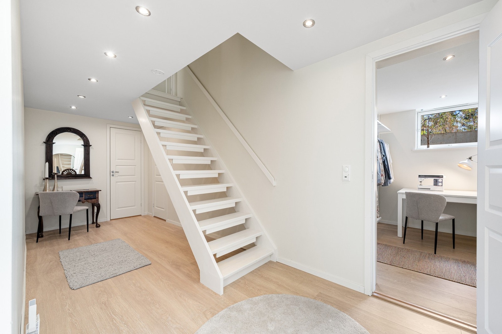 Videre i kjelleren har man bl.a et soverom, kjellestue, bad og kontor/garderoberom. Galleribilde