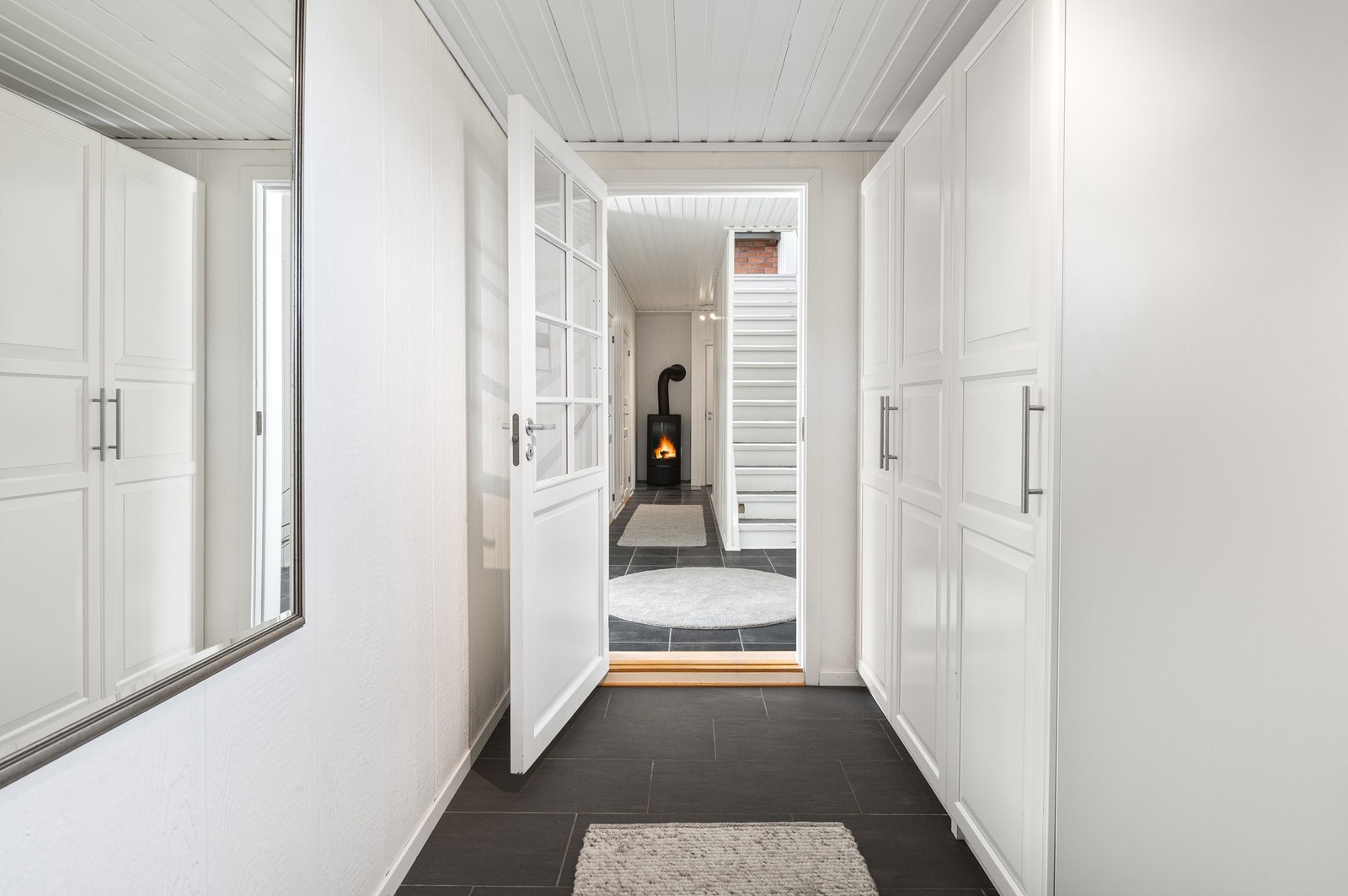 Koselig peis i gangen som bidrar til en behagelig og rolig stemning. Galleribilde