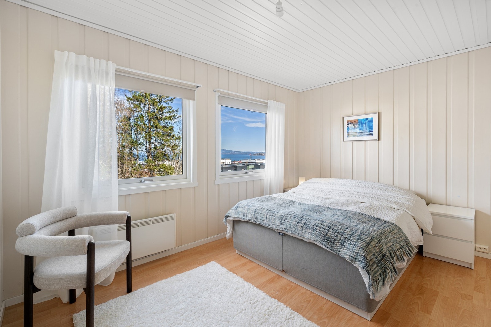 Her er det god plass til ønsket soveromsmøblement. Galleribilde